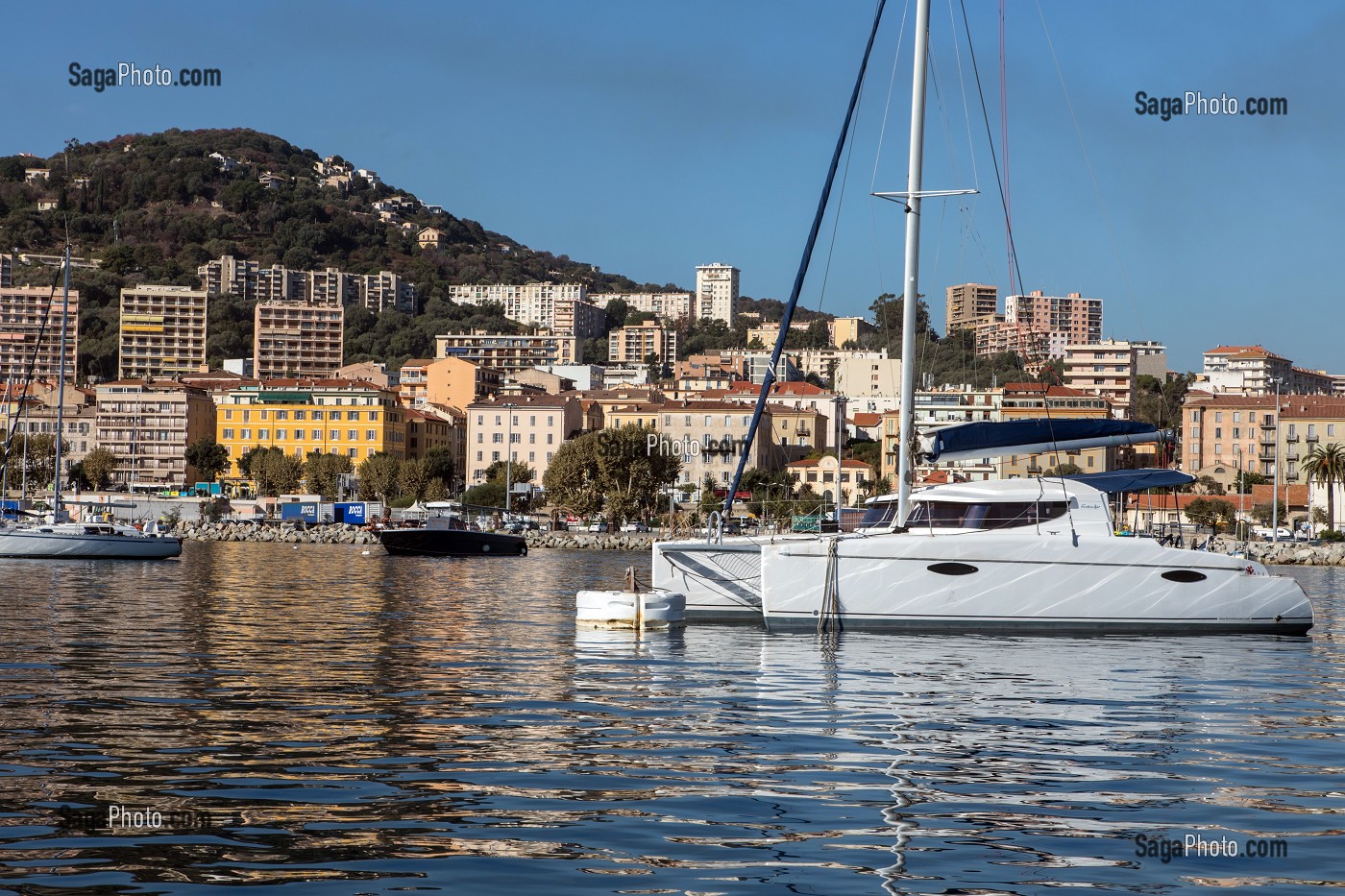 CATAMARAN, VOILIER, BAIE D'AJACCIO, PORT D'AJACCIO, CORSE-DU-SUD, FRANCE 