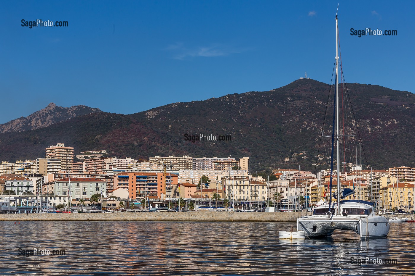 VOILIER, BAIE D'AJACCIO, PORT D'AJACCIO, CORSE-DU-SUD, FRANCE 