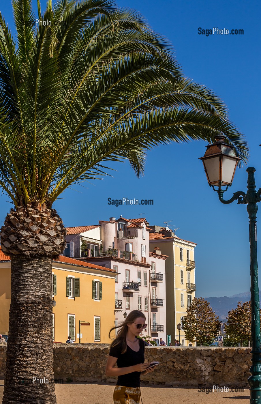 JEUNE FILLE, QUARTIER DE LA CITADELLE, AJACCIO, CORSE DU SUD (2A), FRANCE 