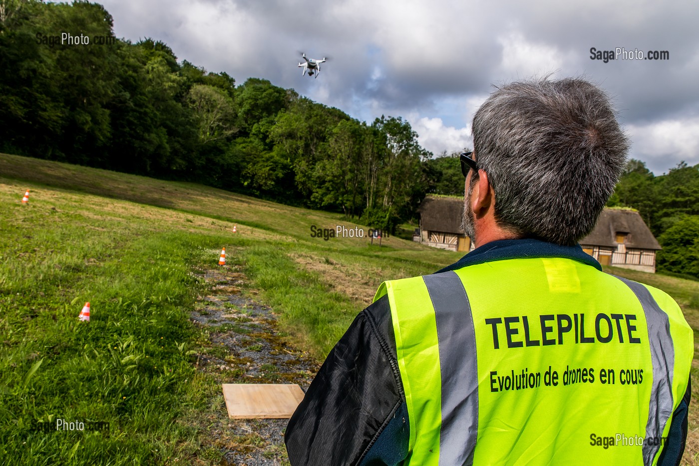 TELEPILOTE DE DRONE EN EVOLUTION, SAINT-PIERRE AZIF, (14) CALVADOS, NORMANDIE, FRANCE 