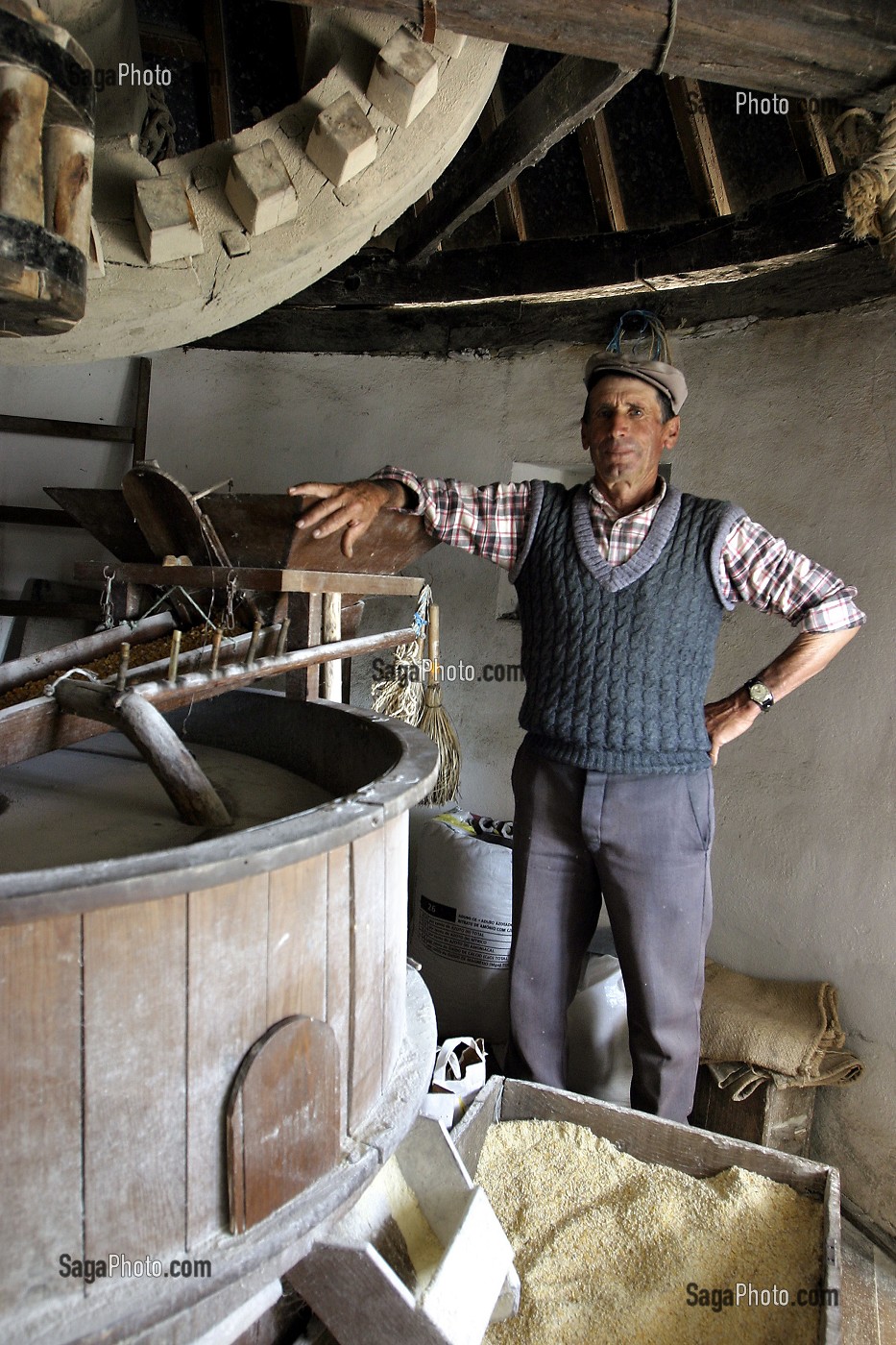LE MEUNIER A L'INTERIEUR DU MOULIN, ODEMIRA, ALENTEJO, PORTUGAL 