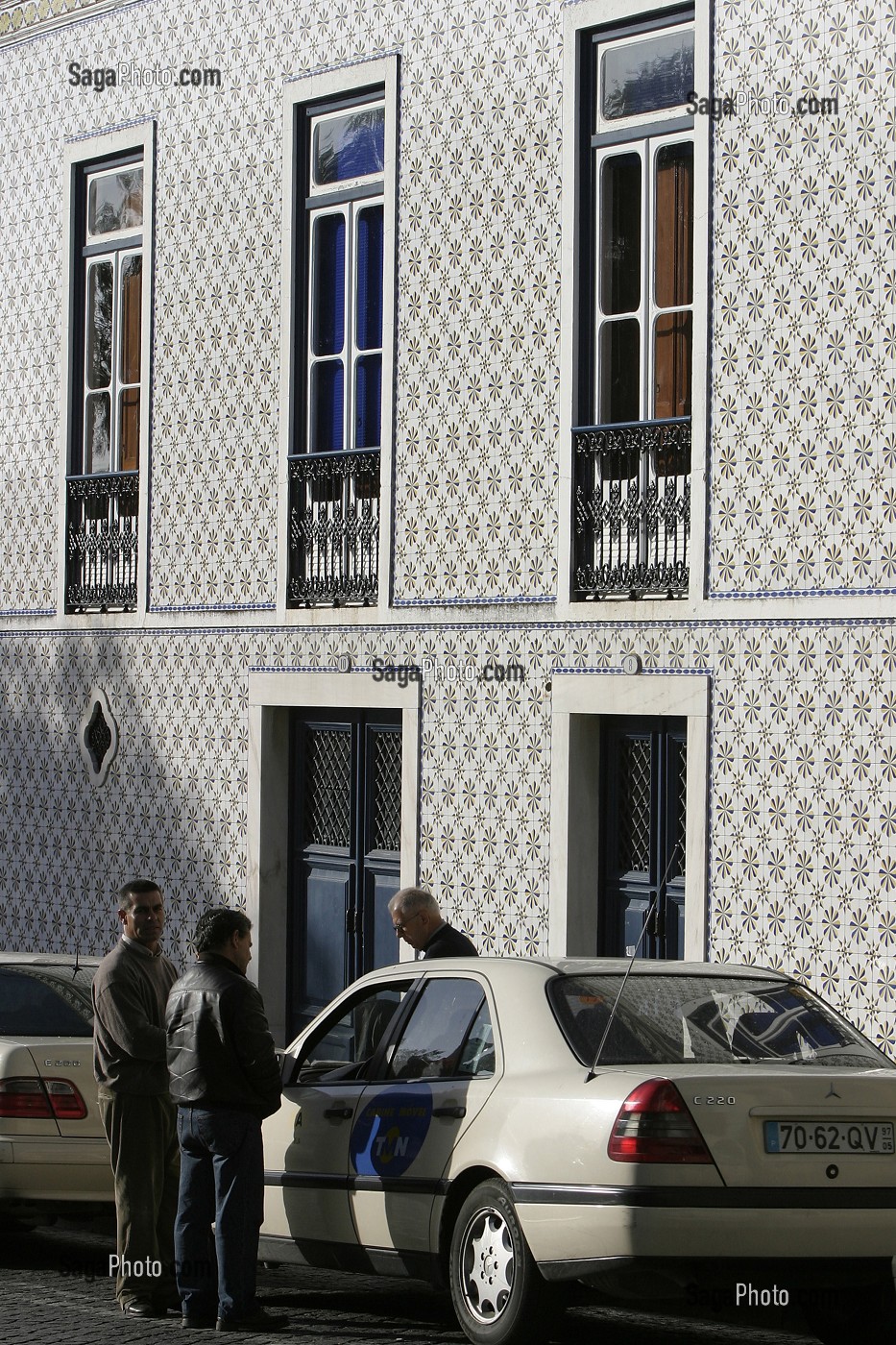 TAXI IN FRONT OF A FACADE IN AZULEJOS, TOWN OF BEJA, ALENTEJO, PORTUGAL 