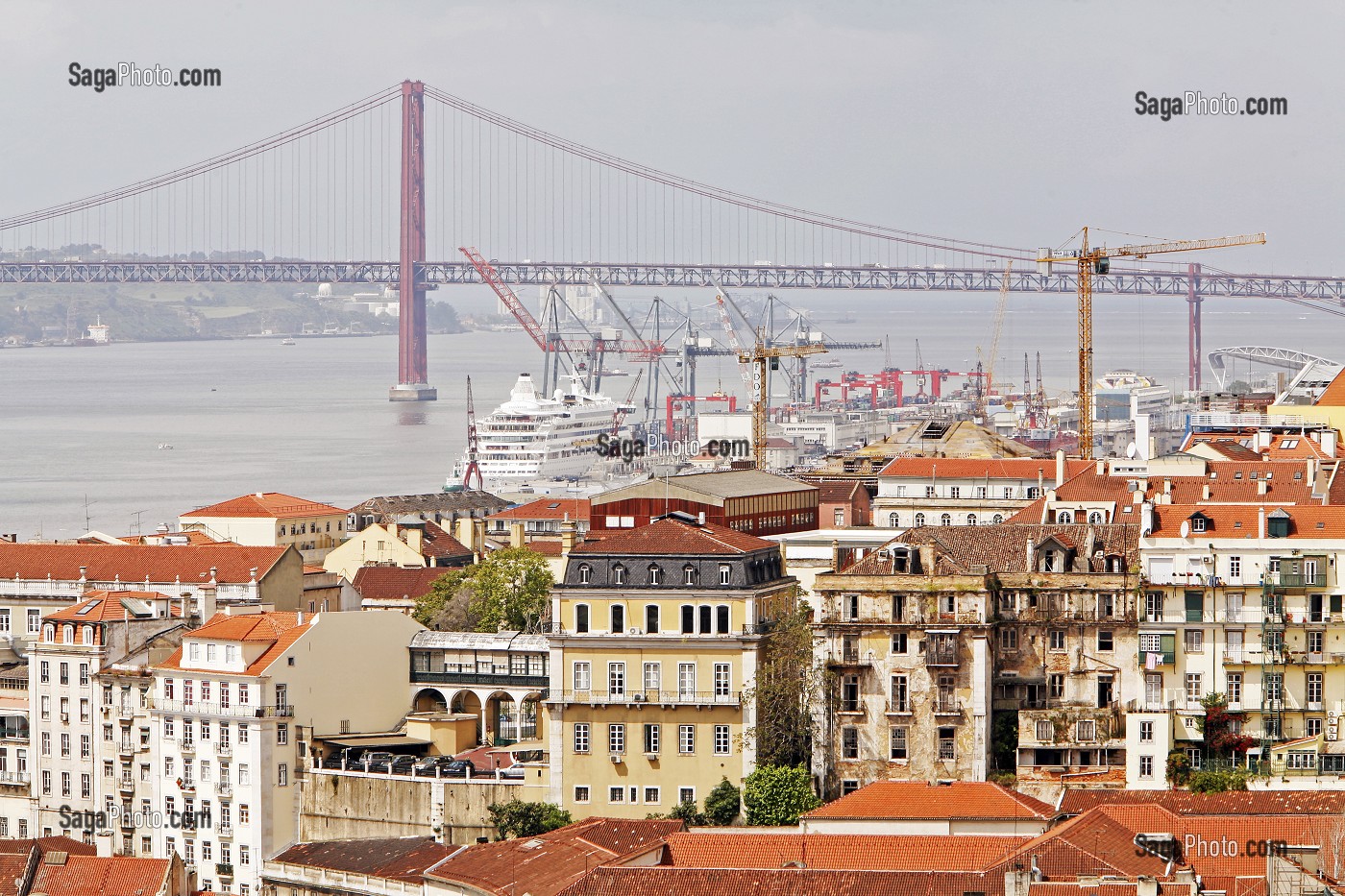 BATEAU DE CROISIERE A QUAI, PORTE CONTAINER ET DOCK SUR LE TAGE ET PONTE 25 AVRIL, PONT DU 25 AVRIL, PORTUGAL, EUROPE 