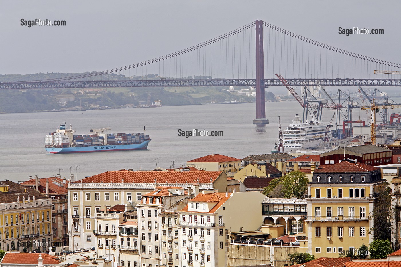 QUARTIER DE LA BAIXA, BATEAU PORTE CONTAINER SUR LE TAGE ET PONTE 25 AVRIL, PONT DU 25 AVRIL, PORTUGAL, EUROPE 
