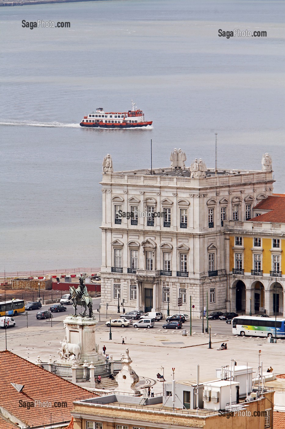 PRACA DO COMERCIO, PLACE DU COMMERCE ET FERRY SUR LE TAGE, PORTUGAL, EUROPE 