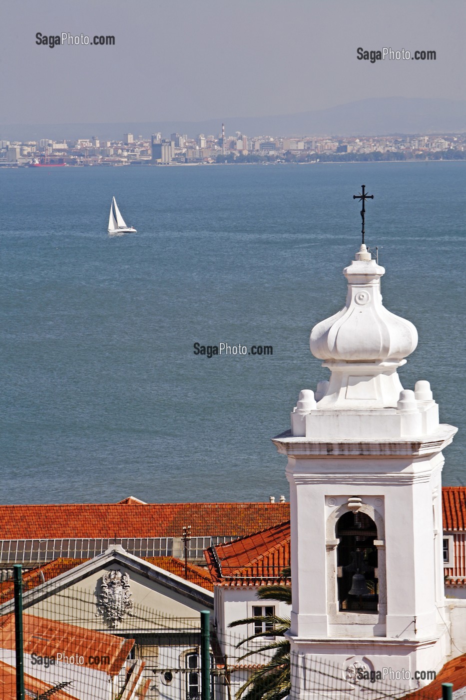 EGLISE, IGREJA SAO MIGUEL ET VUE SUR LE TAGE, QUARTIER DE L'ALFAMA, PORTUGAL, EUROPE 