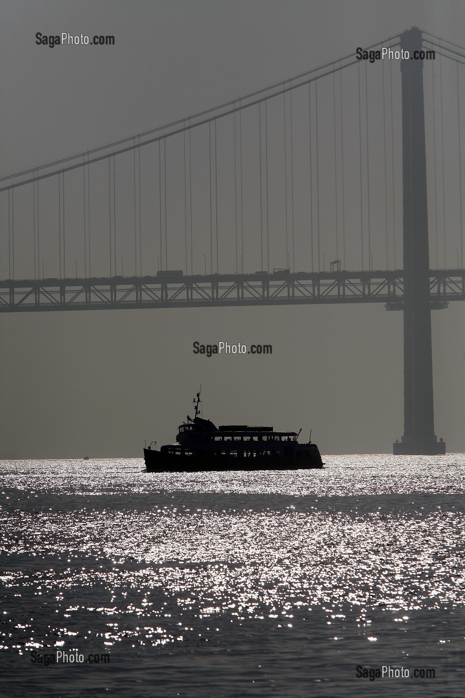 FERRY SUR LE TAGE ET PONT DU 25 AVRIL A CONTRE JOUR, PORTUGAL, EUROPE 