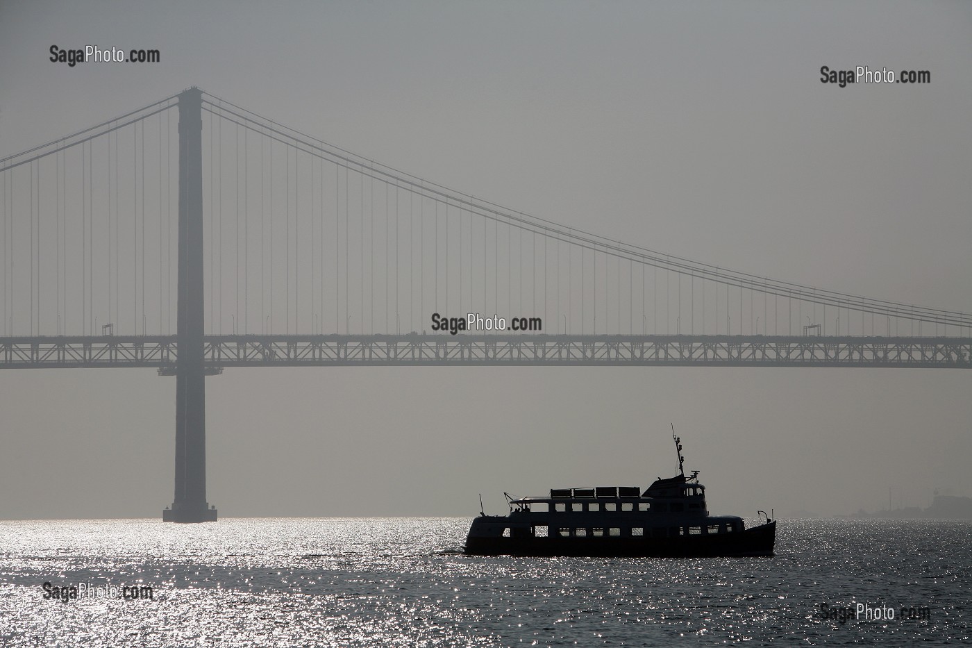 FERRY SUR LE TAGE ET PONT DU 25 AVRIL A CONTRE JOUR, PORTUGAL, EUROPE 