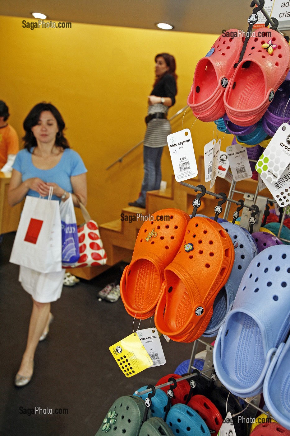 PRESENTOIR DE CHAUSSURES CROCS. CROCS, CHAUSSURES CONFORTABLES, LEGERES ET EN COULEUR. CES CHAUSSURES  PEUVENT SE PERSONNALISER AVEC DES PIN'S, BOUTIQUE BANDARRA, PORTUGAL, EUROPE 