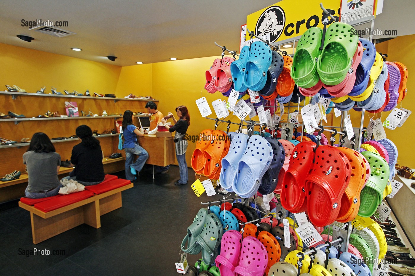 PRESENTOIR DE CHAUSSURES CROCS. CROCS, CHAUSSURES CONFORTABLES, LEGERES ET EN COULEUR. CES CHAUSSURES  PEUVENT SE PERSONNALISER AVEC DES PIN'S, BOUTIQUE BANDARRA, PORTUGAL, EUROPE 