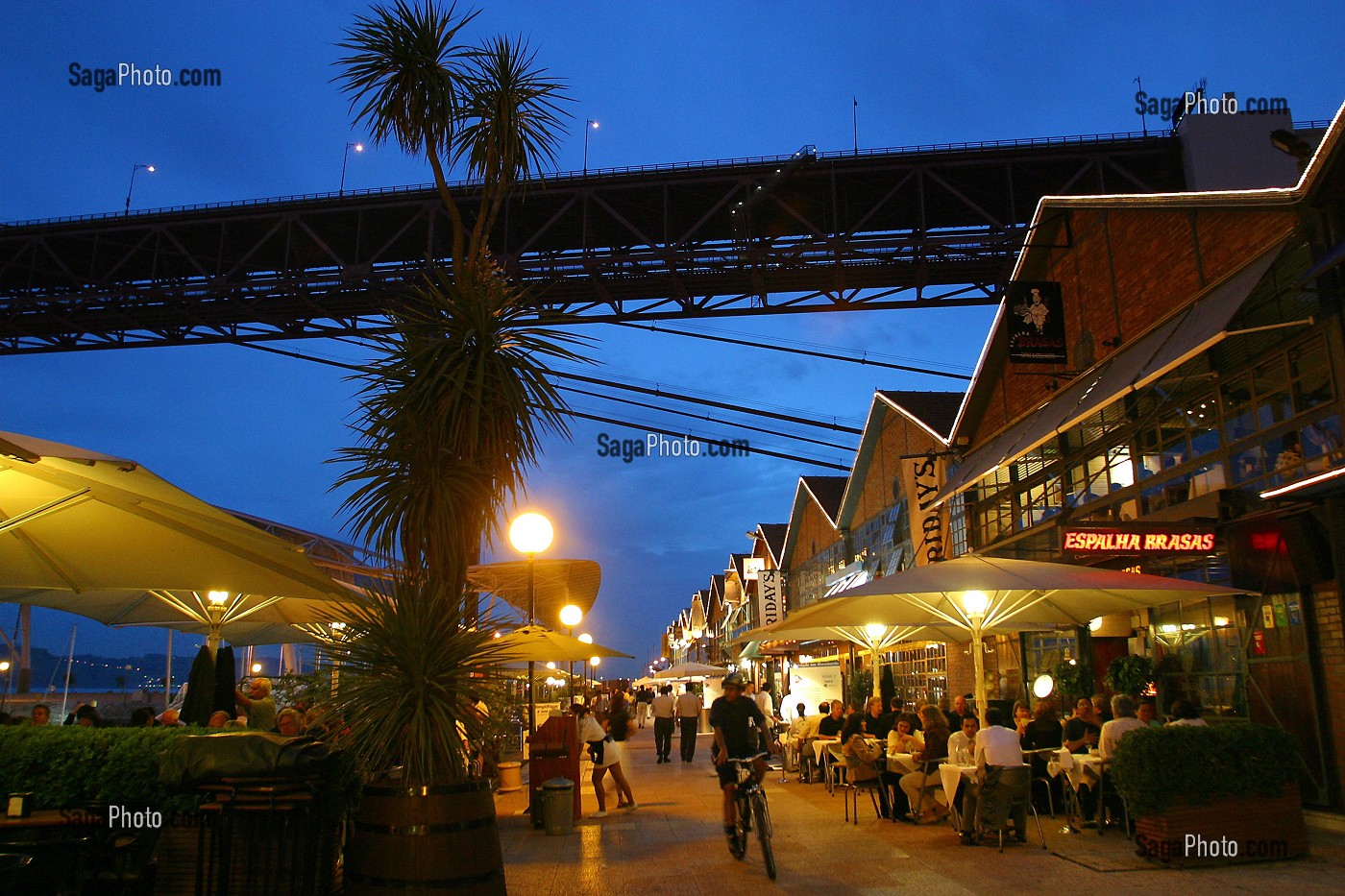 RESTAURANT FACE AU PONT DU 25 AVRIL, QUARTIER DES DOCKS, LISBONNE, PORTUGAL 