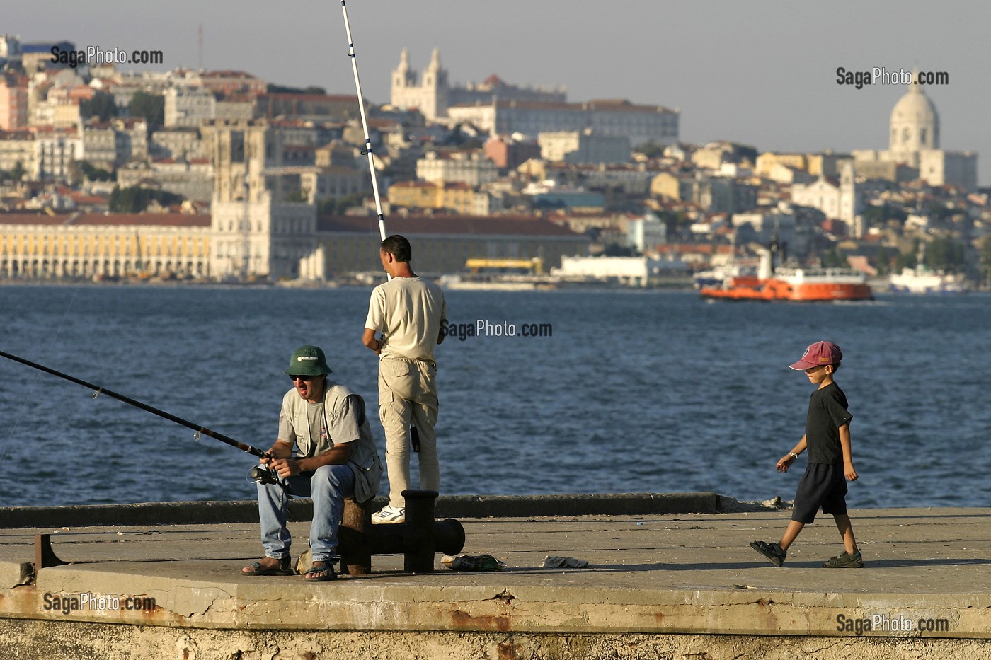 PECHEURS SUR LES RIVES DU TAGE, LISBONNE, PORTUGAL 