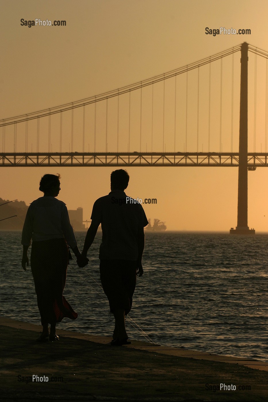 COUCHE DE SOLEIL SUR LE PONT DU 25 AVRIL, CACILHAS FACE A LISBONNE SUR L'AUTRE RIVE DU TAGE, PORTUGAL 