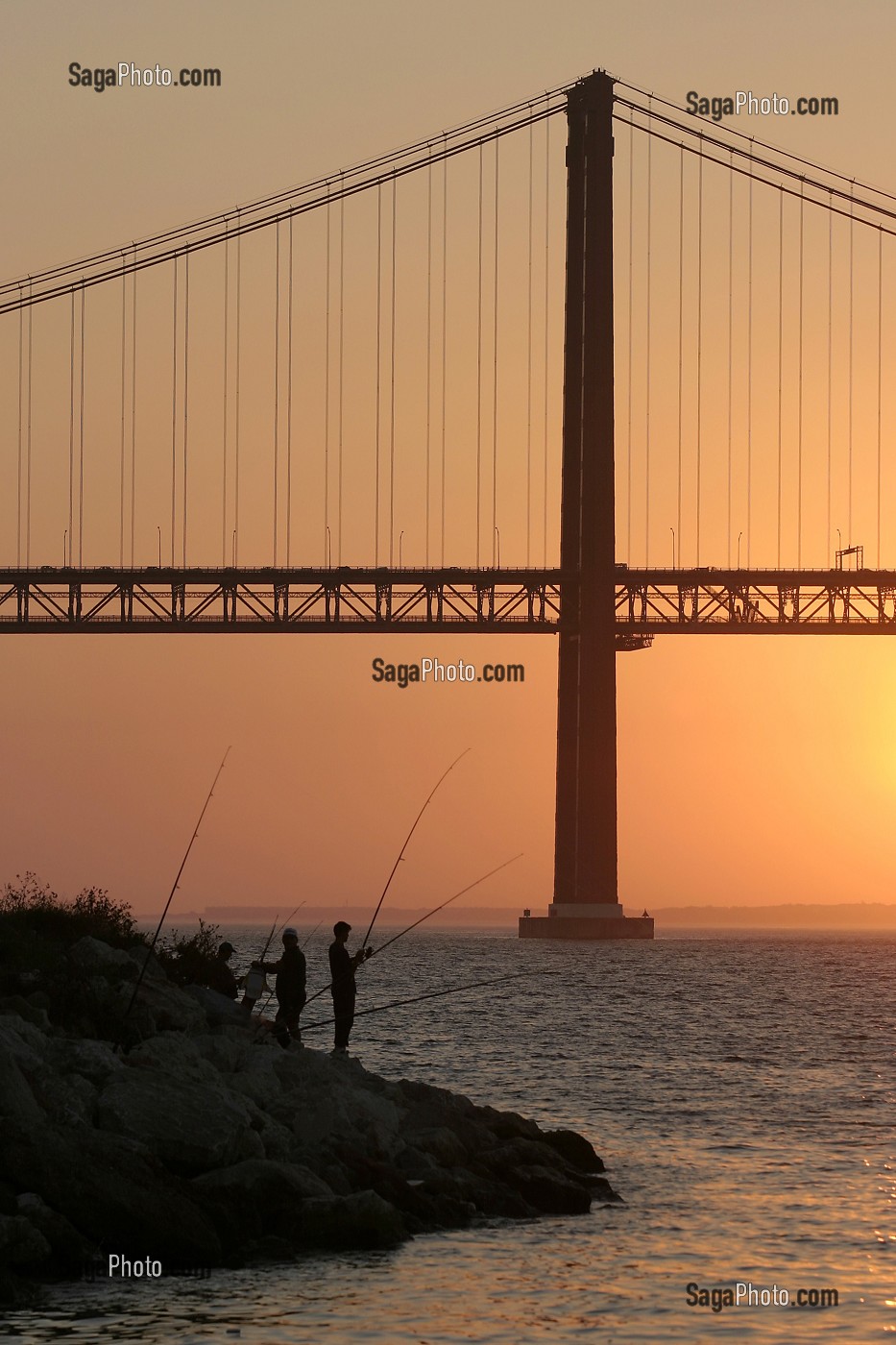 PECHEURS, COUCHE DE SOLEIL SUR LE PONT DU 25 AVRIL, CACILHAS FACE A LISBONNE SUR L'AUTRE RIVE DU TAGE, PORTUGAL 