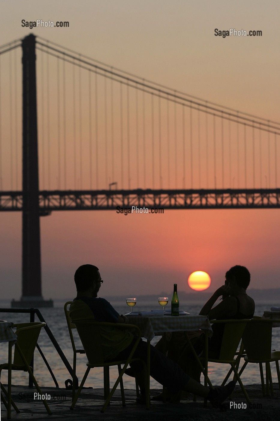 COUCHE DE SOLEIL SUR LE PONT DU 25 AVRIL, CACILHAS FACE A LISBONNE SUR L'AUTRE RIVE DU TAGE, PORTUGAL 