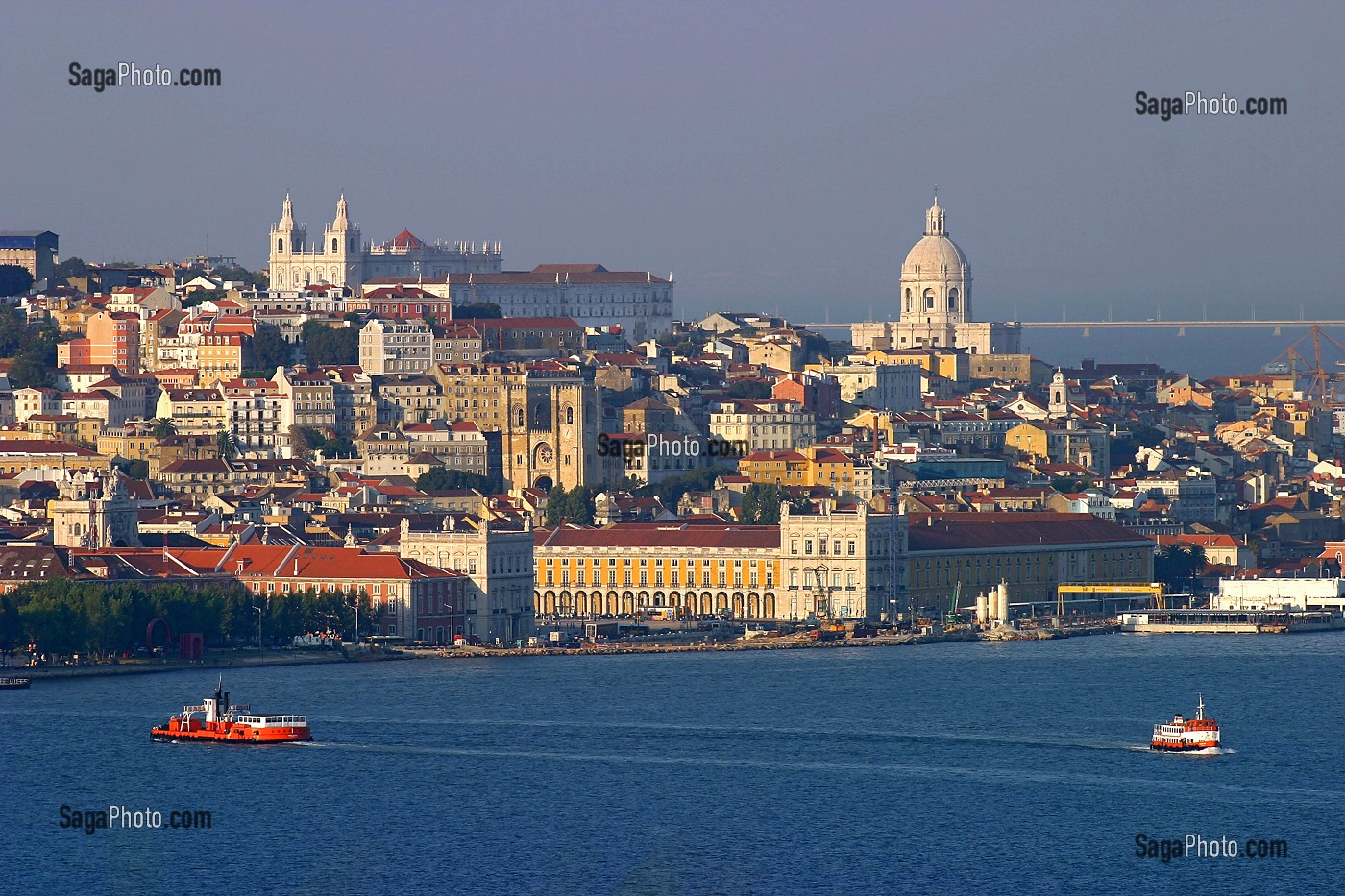 LISBONNE ET LE TAGE, VUE DU 'CRISTO REI' CACILHAS FACE A LISBONNE SUR L'AUTRE RIVE DU TAGE, CONTREFORT DU QUARTIER DE L'ALFAMA, PORTUGAL 