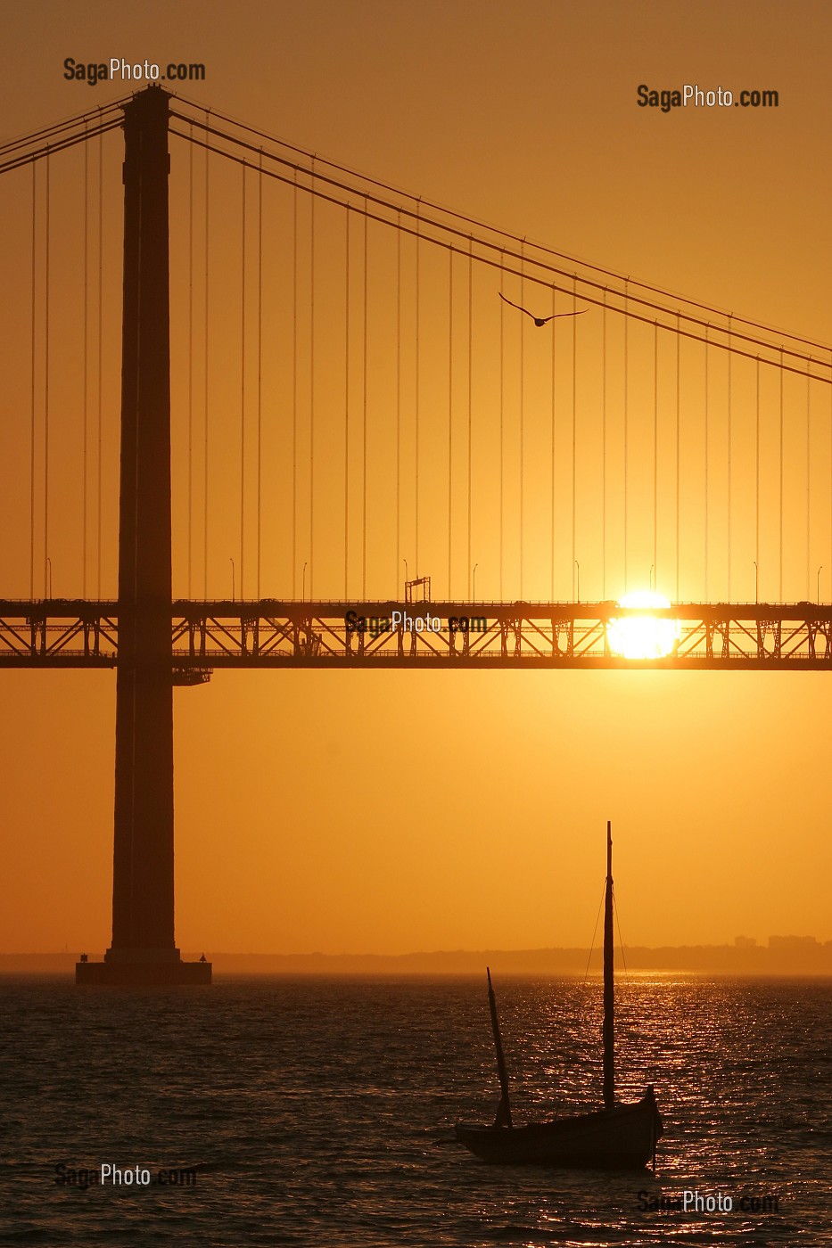 COUCHE DE SOLEIL SUR LE PONT DU 25 AVRIL, CACILHAS FACE A LISBONNE SUR L'AUTRE RIVE DU TAGE, PORTUGAL 