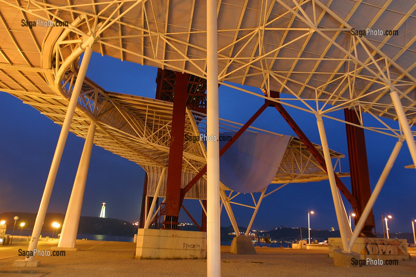 SOUS LE PONT DU 25 AVRIL, QUARTIER DES DOCKS, LISBONNE, PORTUGAL 