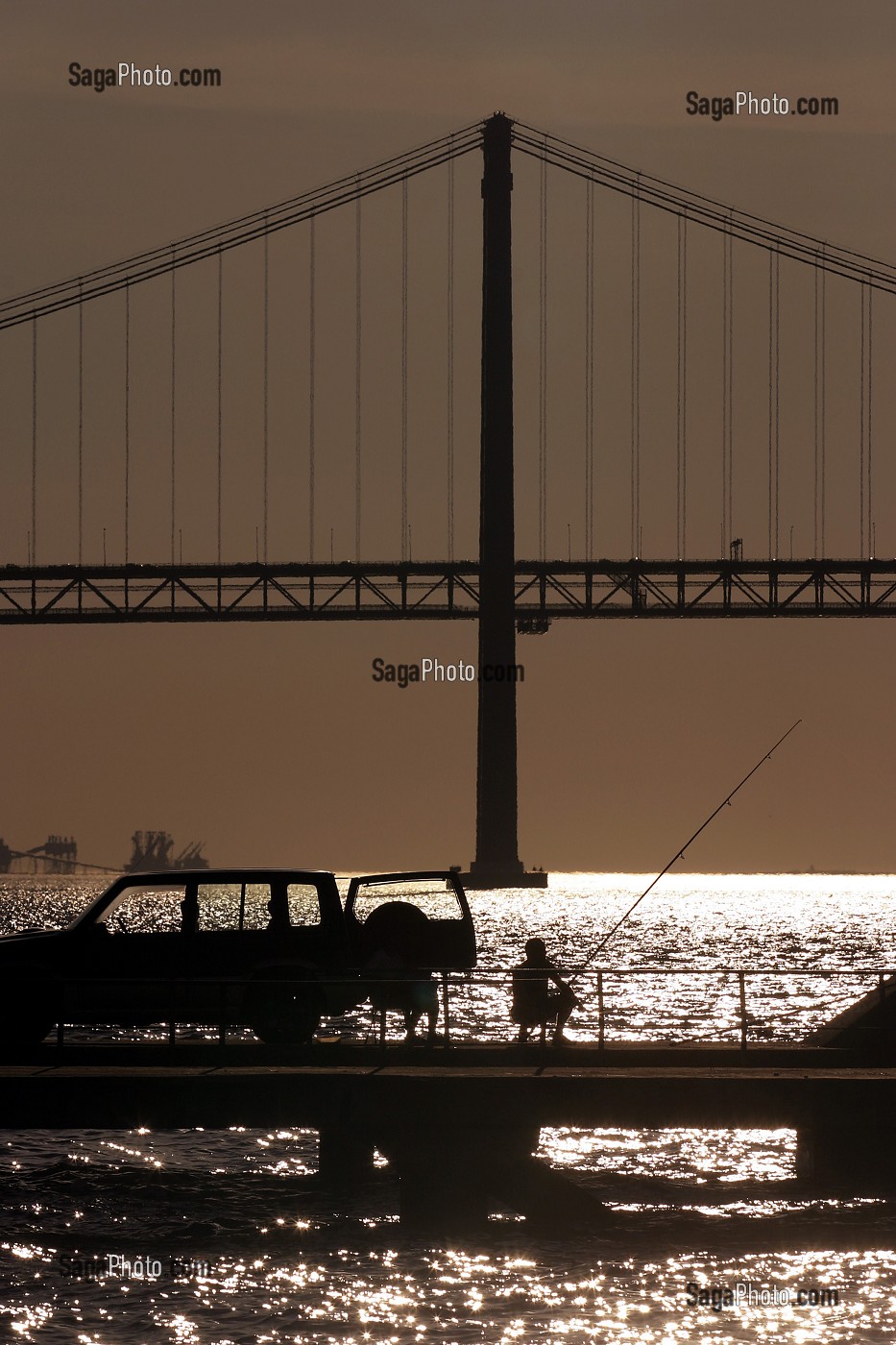 PECHEURS, COUCHE DE SOLEIL SUR LE PONT DU 25 AVRIL, CACILHAS FACE A LISBONNE SUR L'AUTRE RIVE DU TAGE, PORTUGAL 