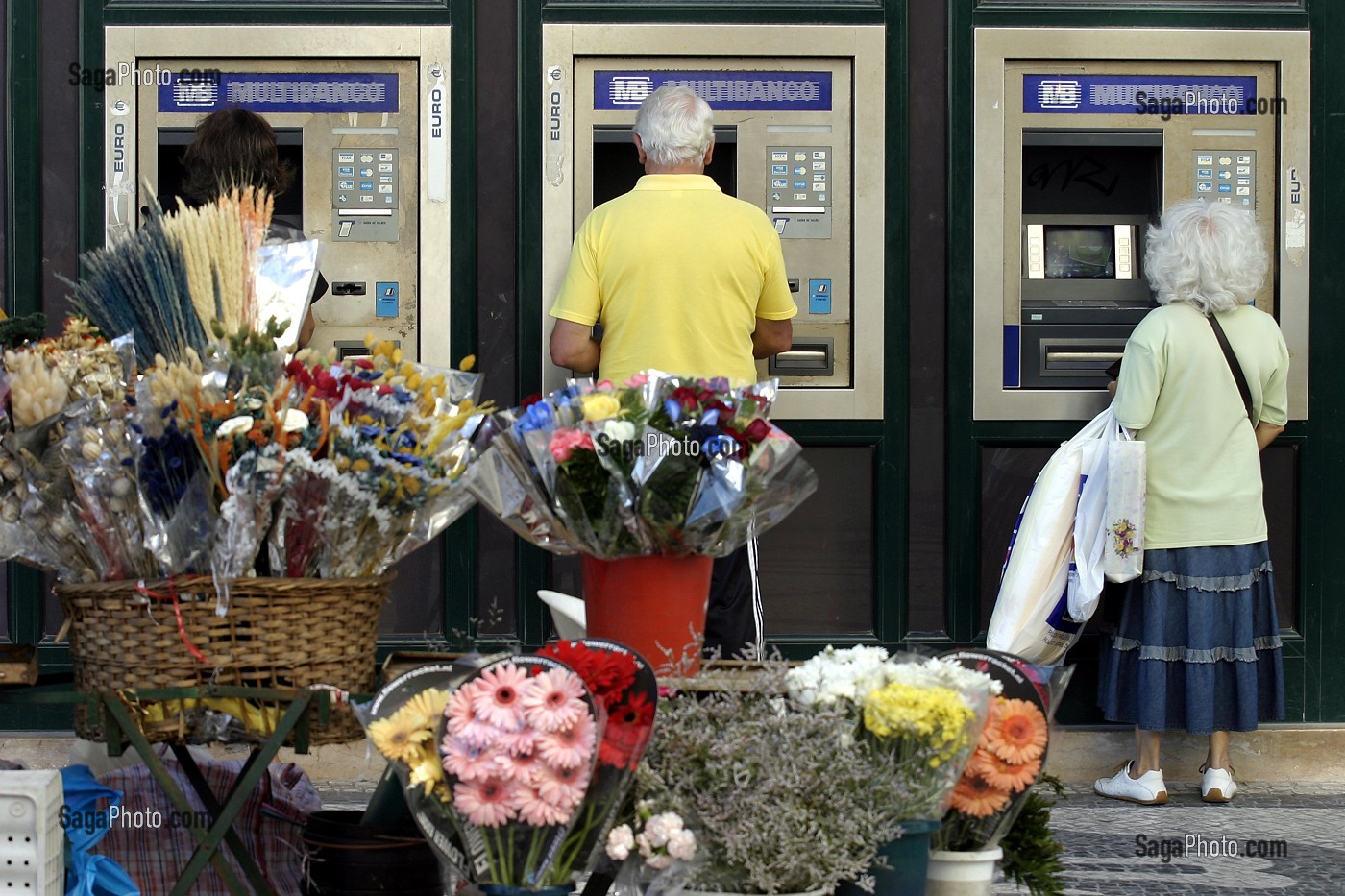 SCENE DE RUE, DISTRIBUTEUR DE BILLETS, LISBONNE, PORTUGAL 