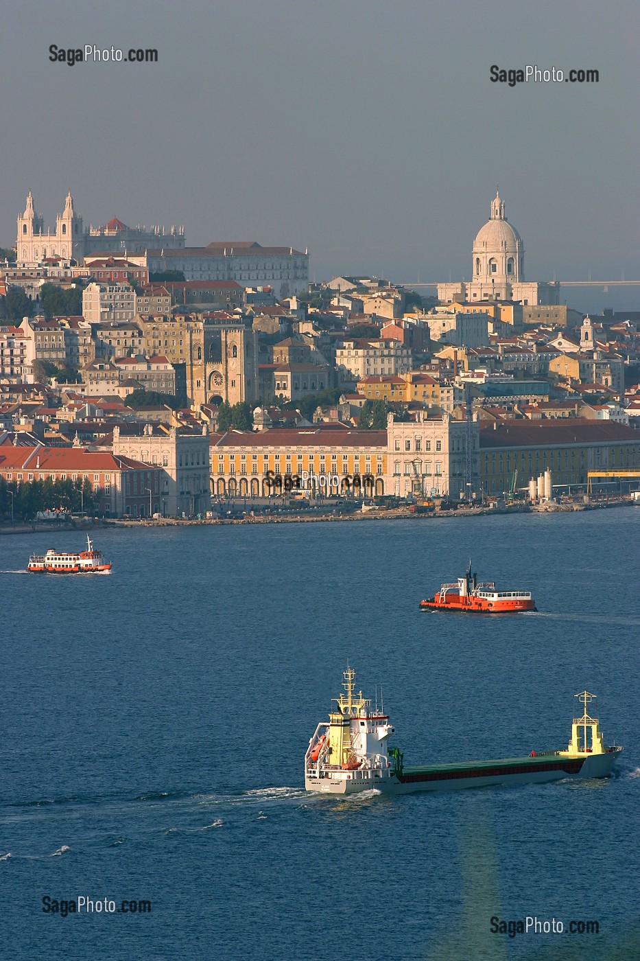 LISBONNE ET LE TAGE, VUE DU 'CRISTO REI' CACILHAS FACE A LISBONNE SUR L'AUTRE RIVE DU TAGE, PORTUGAL 