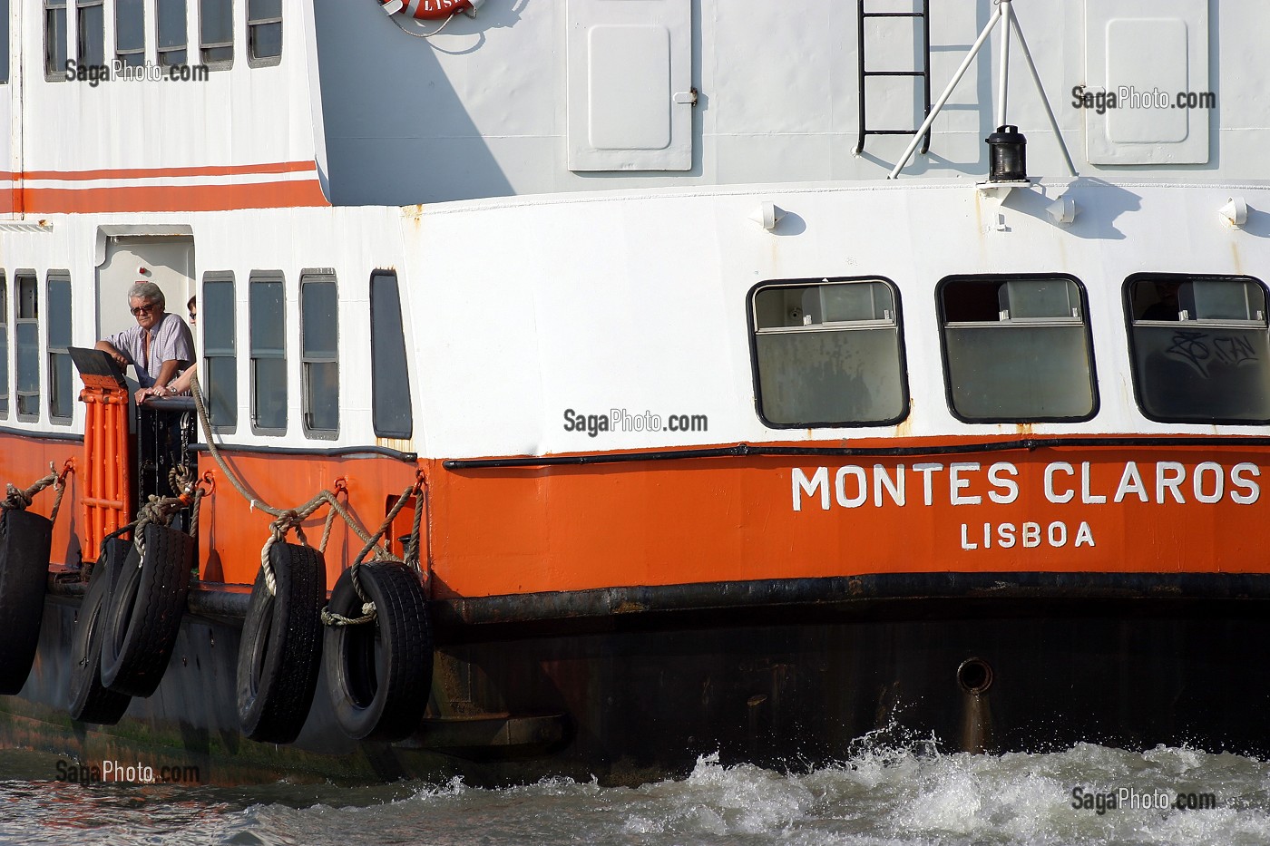 FERRY SUR LE TAGE, LISBONNE 
