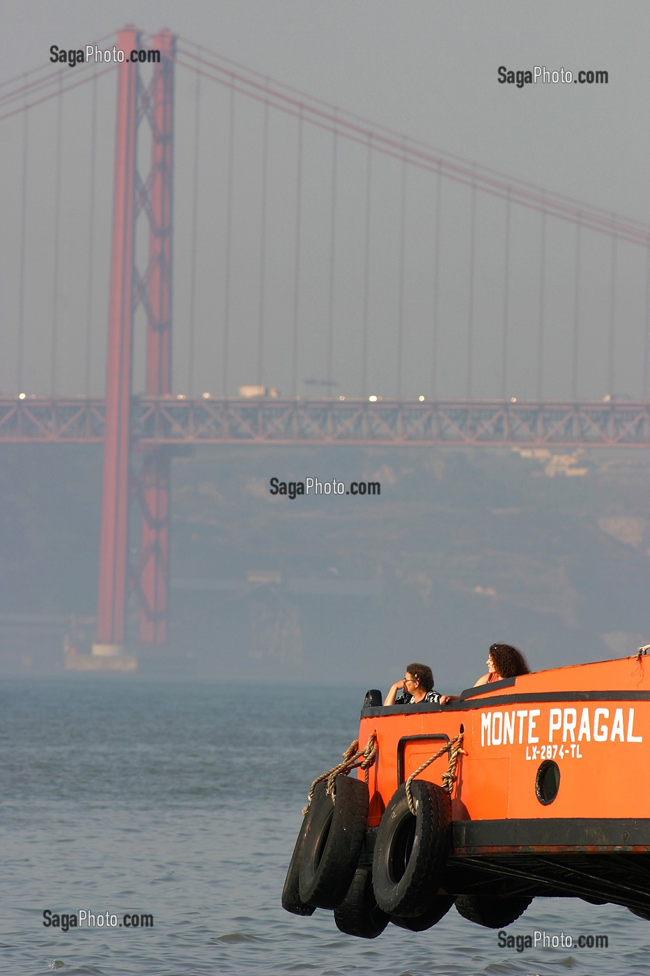 FERRY SUR LE TAGE, PONT DU 25 AVRIL, LISBONNE 