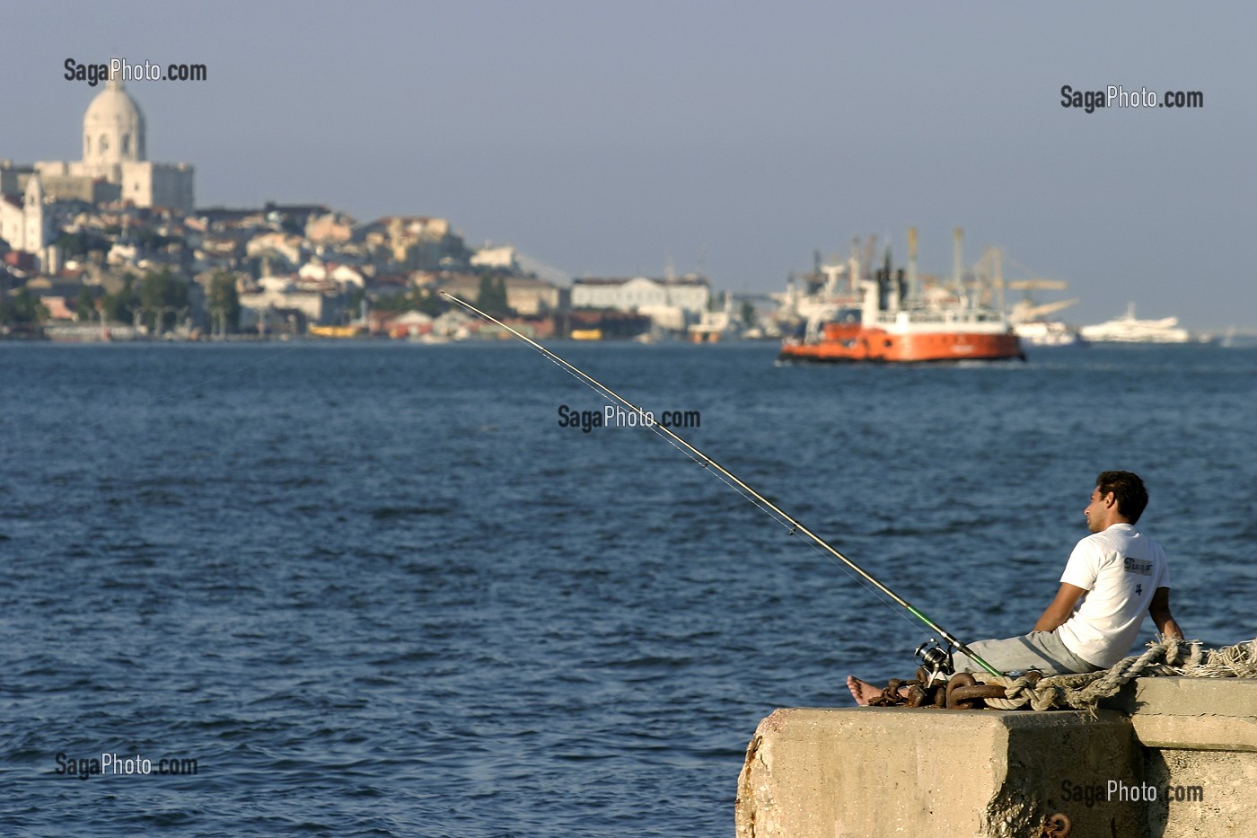 PECHEURS SUR LES RIVES DU TAGE, LISBONNE, PORTUGAL 