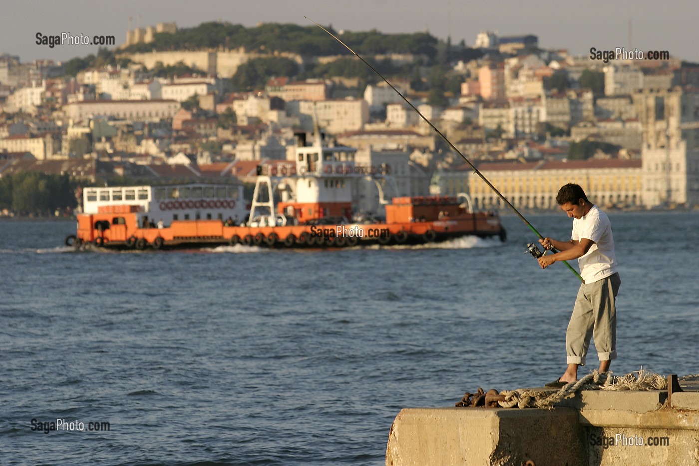 PECHEUR, CACILHAS FACE A LISBONNE SUR L'AUTRE RIVE DU TAGE, PORTUGAL 