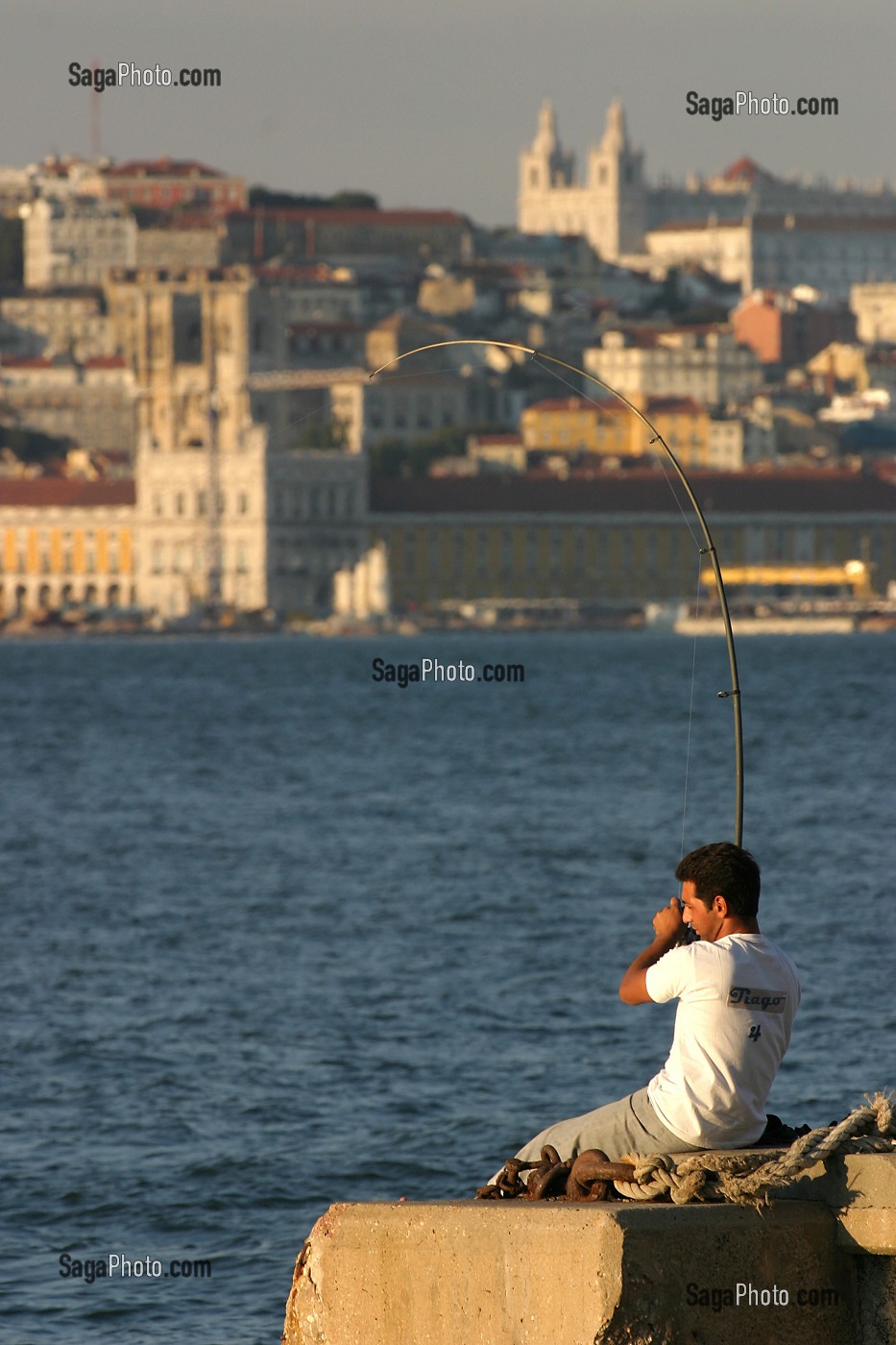 PECHEUR SUR LES RIVES DU TAGE, LISBONNE, PORTUGAL 
