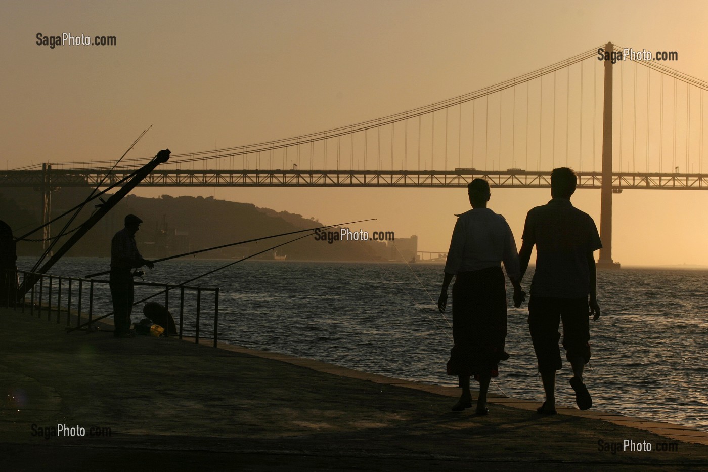 COUCHE DE SOLEIL SUR LE PONT DU 25 AVRIL, CACILHAS FACE A LISBONNE SUR L'AUTRE RIVE DU TAGE, PORTUGAL 