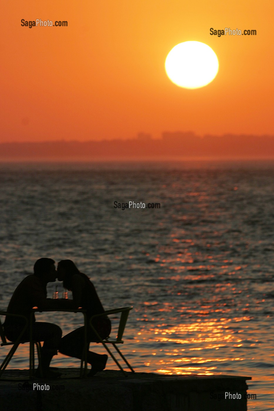 COUCHE DE SOLEIL SUR LE TAGE, CACILHAS FACE A LISBONNE SUR L'AUTRE RIVE DU TAGE, PORTUGAL 