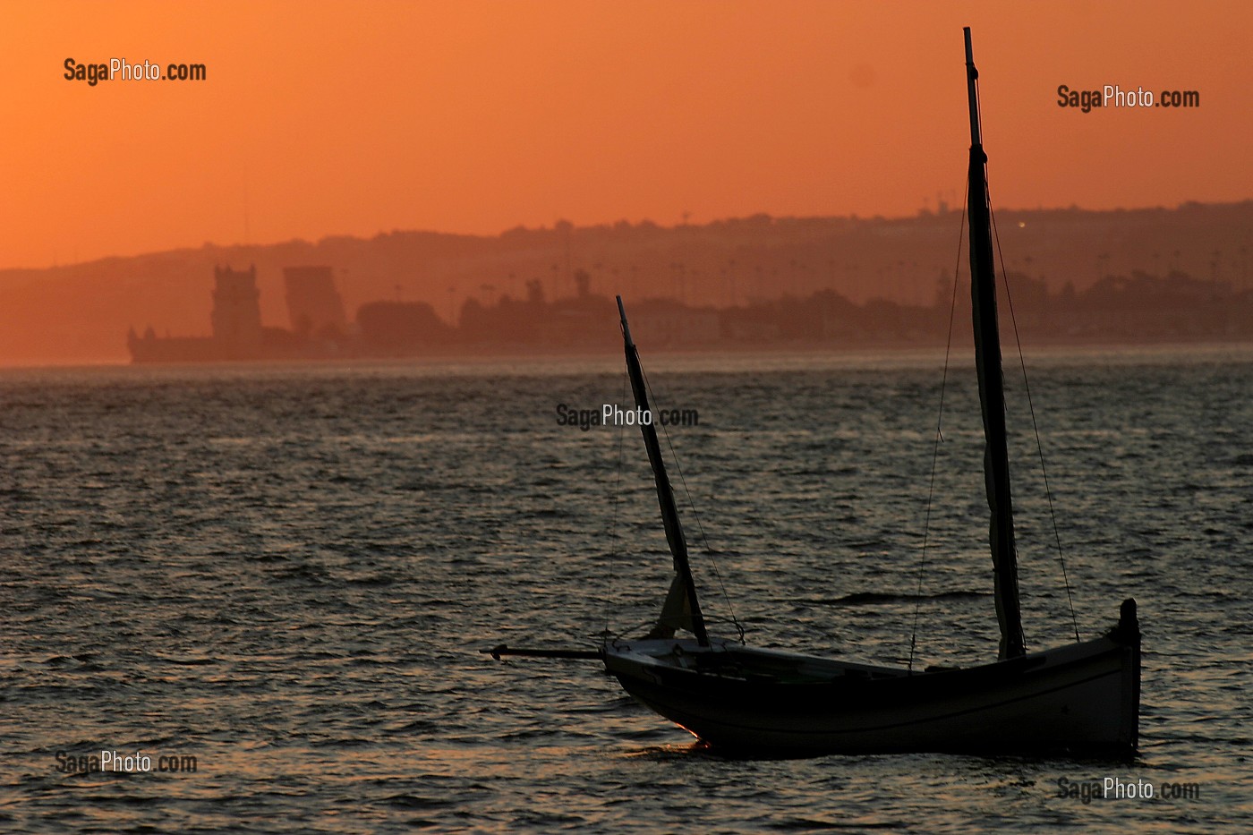 COUCHE DE SOLEIL SUR LE TAGE, CACILHAS FACE A LISBONNE SUR L'AUTRE RIVE DU TAGE, PORTUGAL 