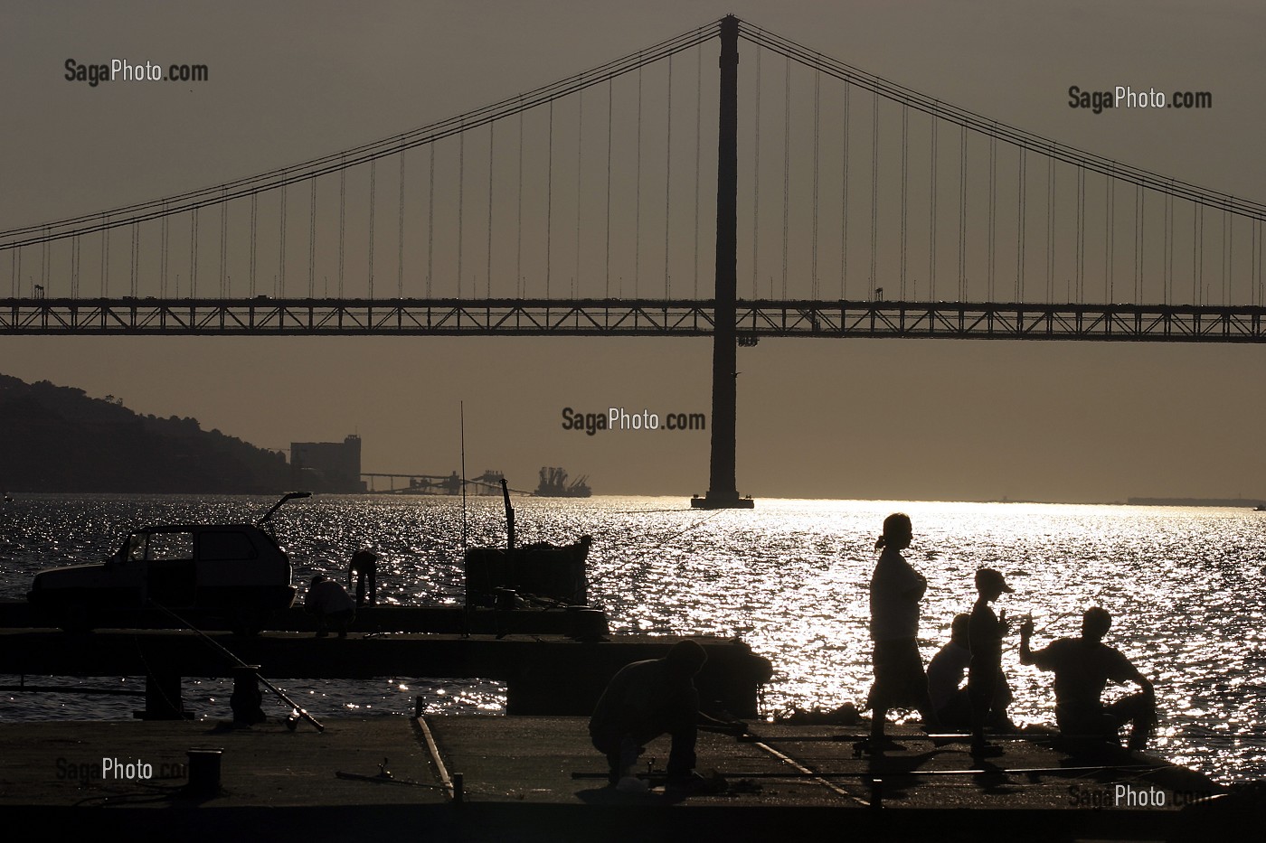 PECHEURS, COUCHE DE SOLEIL SUR LE PONT DU 25 AVRIL, CACILHAS FACE A LISBONNE SUR L'AUTRE RIVE DU TAGE, PORTUGAL 