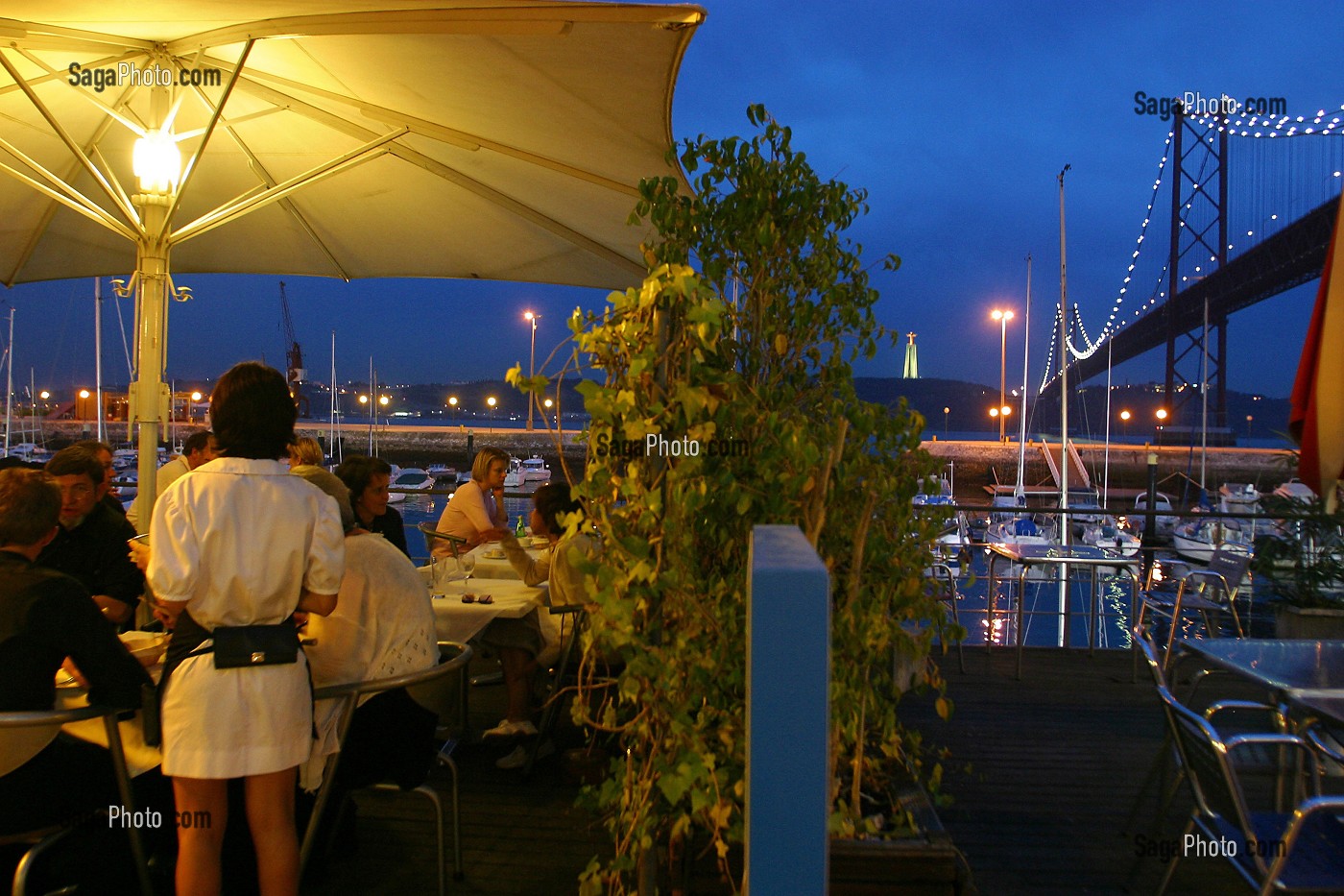 RESTAURANT FACE AU PONT DU 25 AVRIL, QUARTIER DES DOCKS, LISBONNE, PORTUGAL 