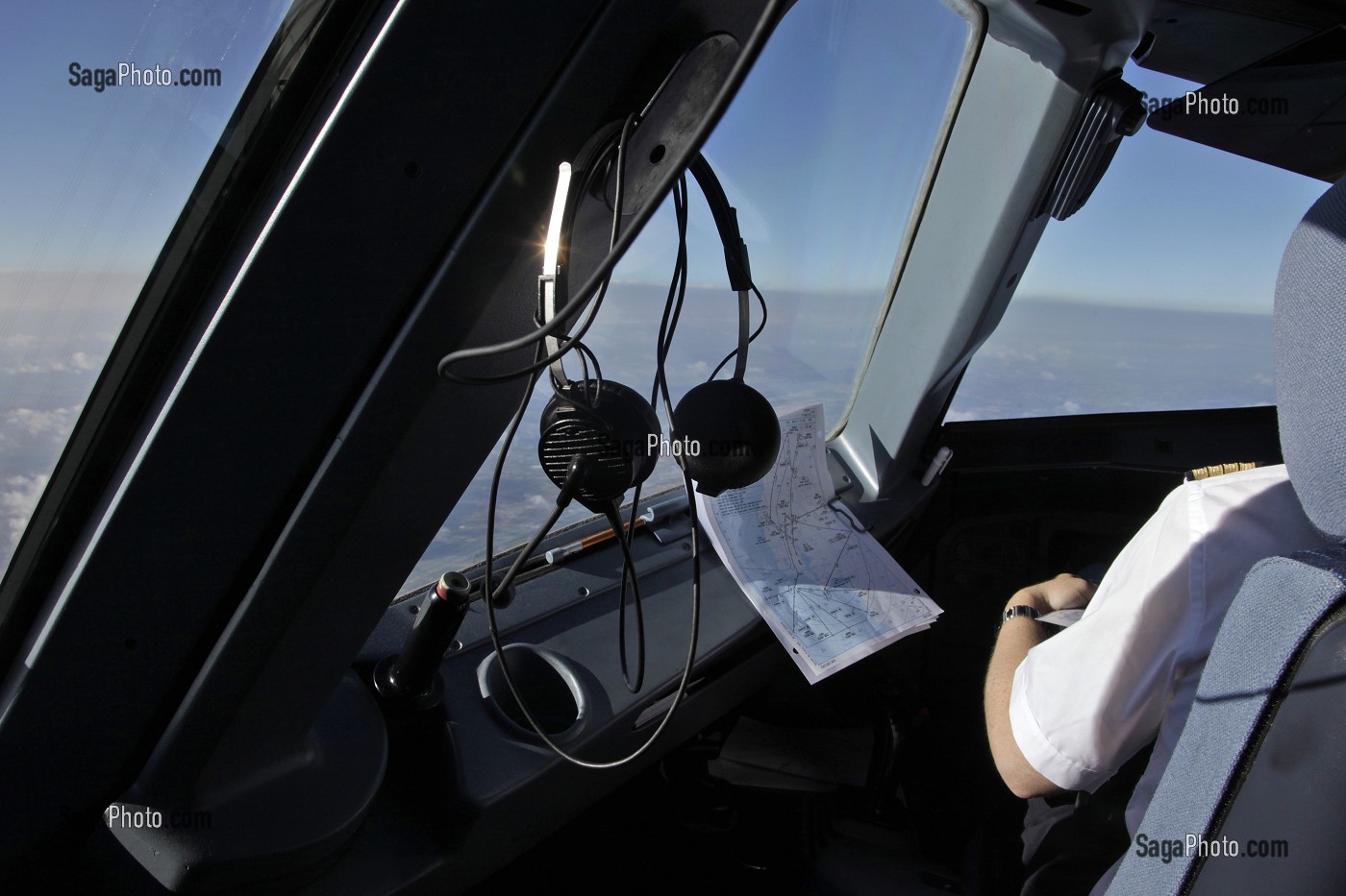 PILOTE DANS LE COCKPIT D'UN AVION AIRBUS A320 QUI EFFECTUE LE TRAJET PARIS-LISBONNE 