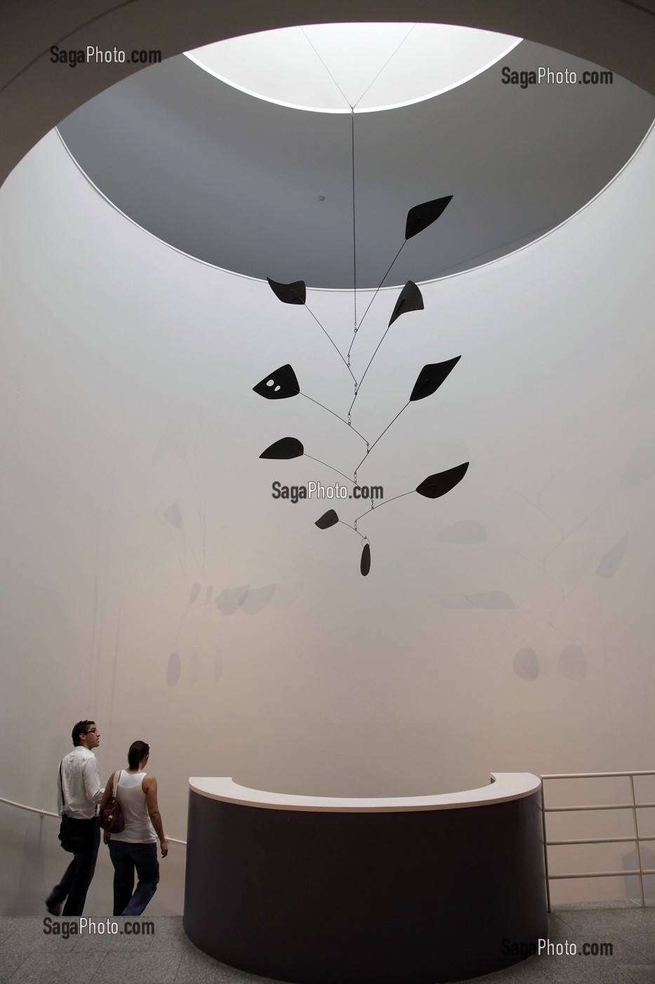 MOBILE D'ALEXANDER CALDER, MUSEE COLLECTION BERARDO (MUSEU COLECCAO BERARDO), MUSEE D'ART MODERNE ET CONTEMPORAIN, CENTRE CULTUREL DE BELEM, LISBONNE, PORTUGAL 