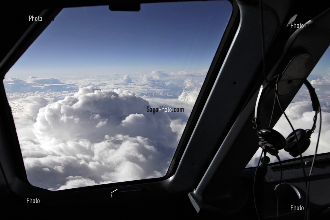 COCKPIT D'UN AVION AIRBUS A320 PENDANT UN VOL PARIS-LISBONNE 