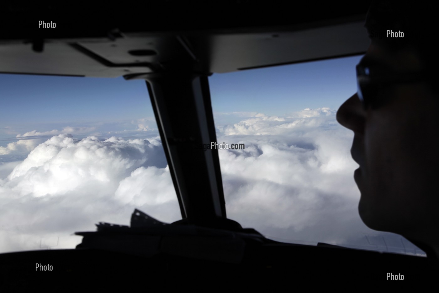 CO-PILOTE DANS LE COCKPIT D'UN AVION AIRBUS A320 PENDANT UN VOL PARIS-LISBONNE 