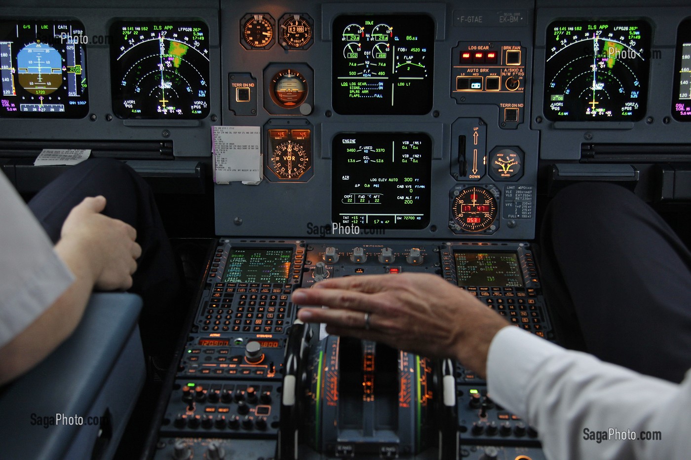 TABLEAU DE COMMANDES, COCKPIT D'UN AIRBUS A 320 PENDANT UN VOL PARIS-LISBONNE 