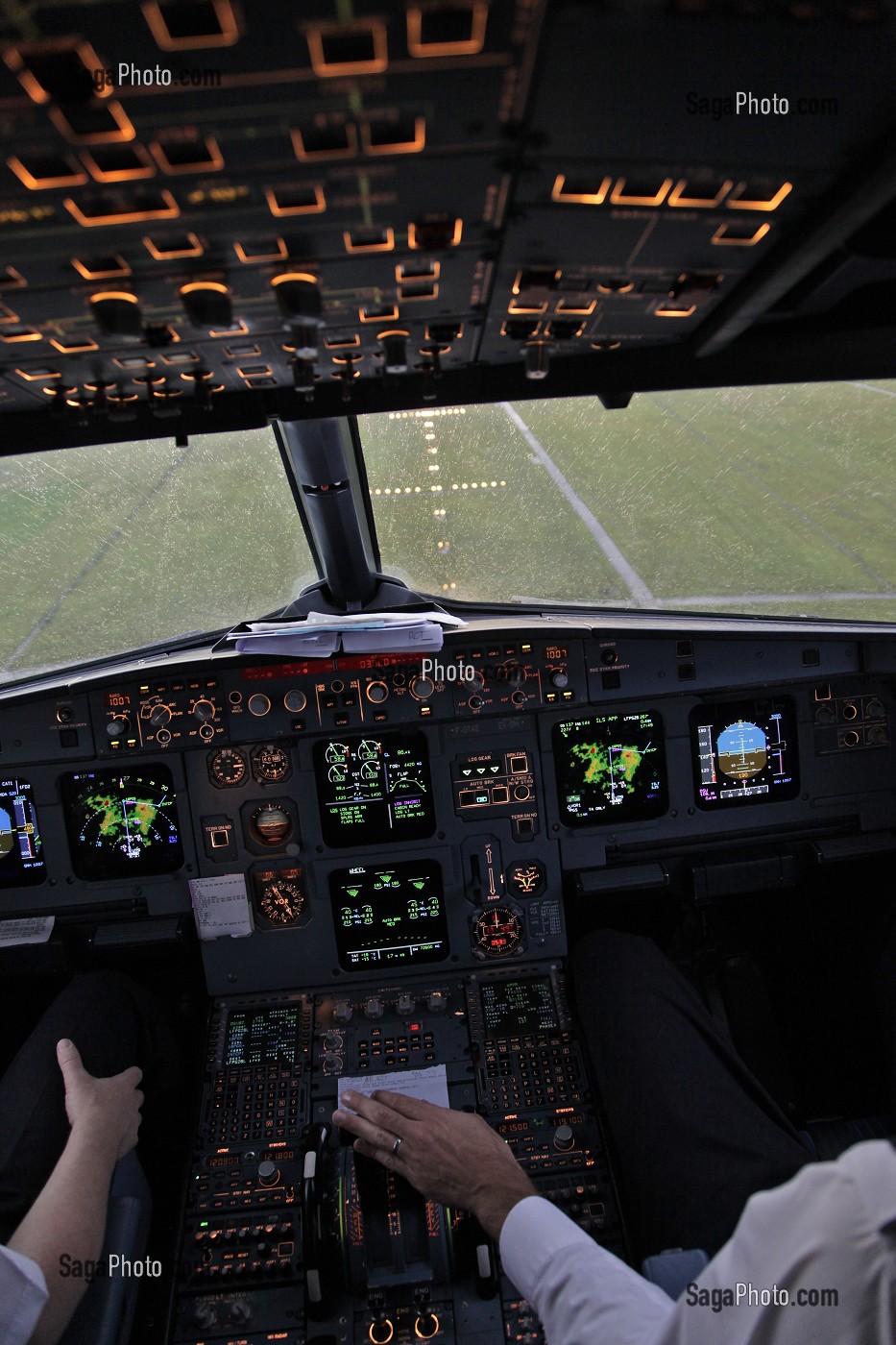 TABLEAU DE COMMANDES, COCKPIT D'UN AIRBUS A 320 LORS D'UN ATERRISSAGE 
