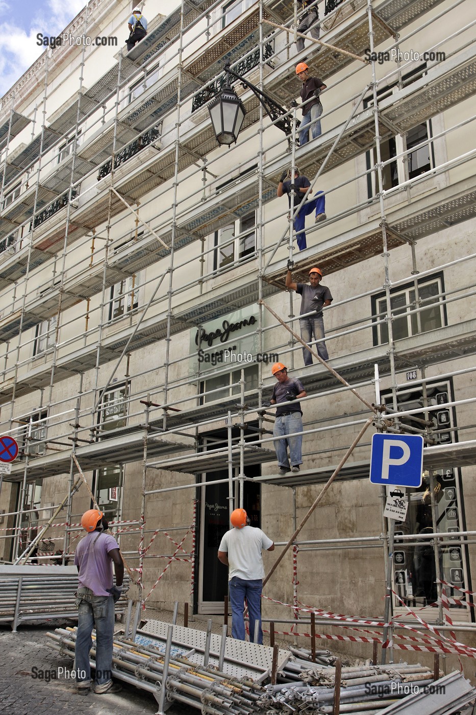 TRAVAUX DE RAVALEMENT DE FACADE D'UN IMMEUBLE A LISBONNE, PORTUGAL 