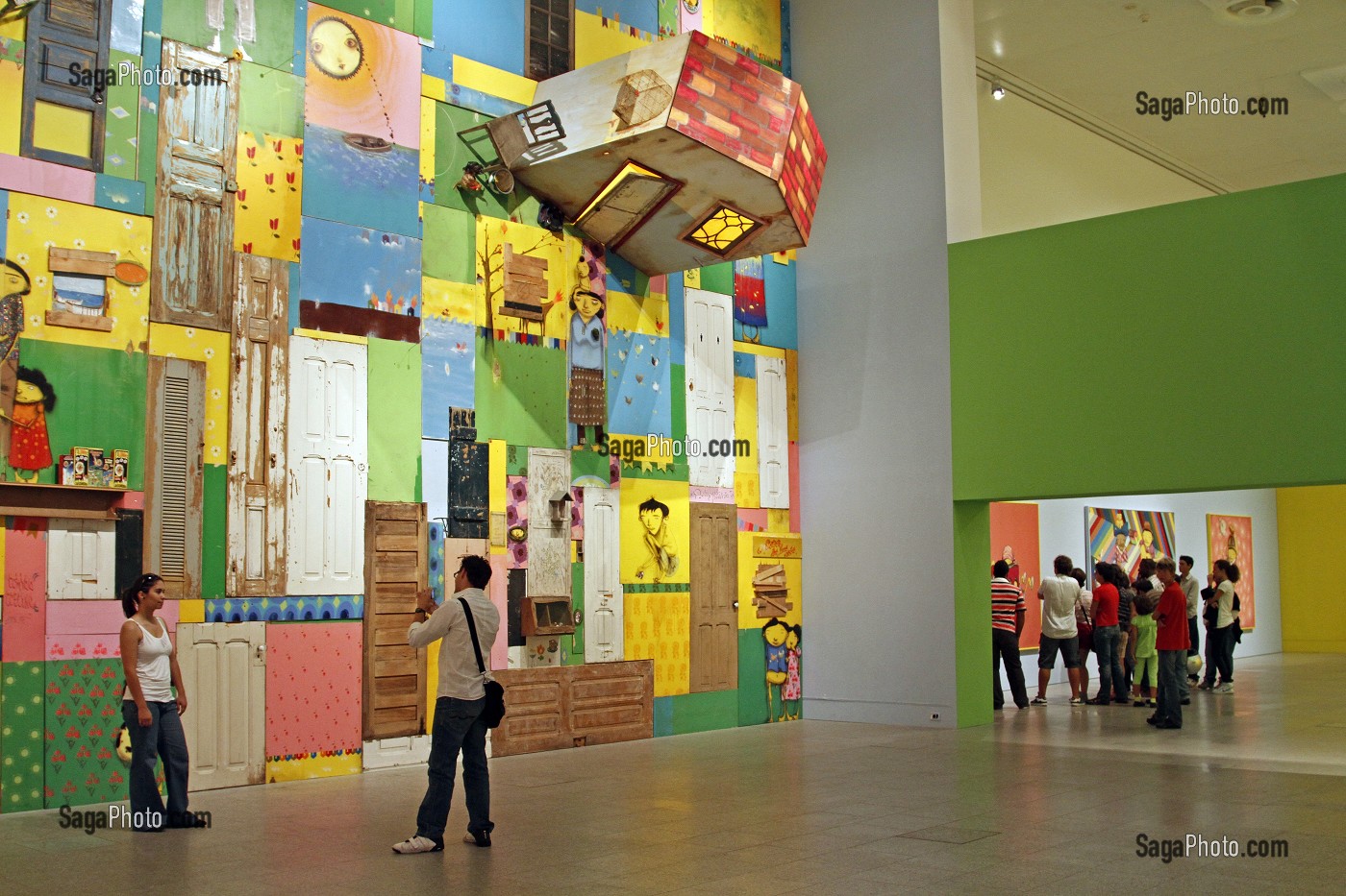 EXPOSITION 'POUR CEUX QUI Y VIVENT, LE CIEL EST LA' DES FRERES GUSTAVO ET OTAVIO PANDOLFO CONNUS SOUS LE NOM DE OSGEMEOS, MUSEU COLECCAO BERARDO, MUSEE D'ART MODERNE ET CONTEMPORAIN, CENTRE CULTUREL DE BELEM, LISBONNE, PORTUGAL 