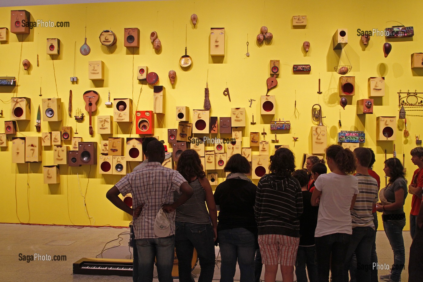 EXPOSITION 'POUR CEUX QUI Y VIVENT, LE CIEL EST LA' DES FRERES GUSTAVO ET OTAVIO PANDOLFO CONNUS SOUS LE NOM DE OSGEMEOS, MUSEU COLECCAO BERARDO, MUSEE D'ART MODERNE ET CONTEMPORAIN, CENTRE CULTUREL DE BELEM, LISBONNE, PORTUGAL 