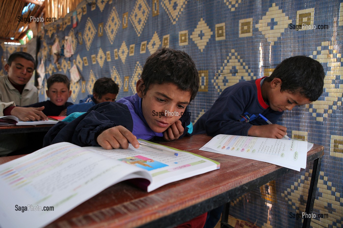 CLASSE D'ENFANTS NOMADES, ASSOCIATION POUR LE DEVELOPPEMENT DE LA VIE NOMADE DANS LA REGION DE ZAGORA, PEUPLE BERBERE, MAROC, MAGHREB, AFRIQUE 