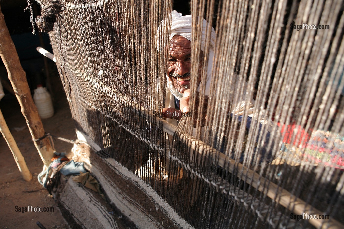 HOMME BERBERE TRAVAILLANT SUR UN METIER A TISSER, MAROC, MAGHREB, AFRIQUE 