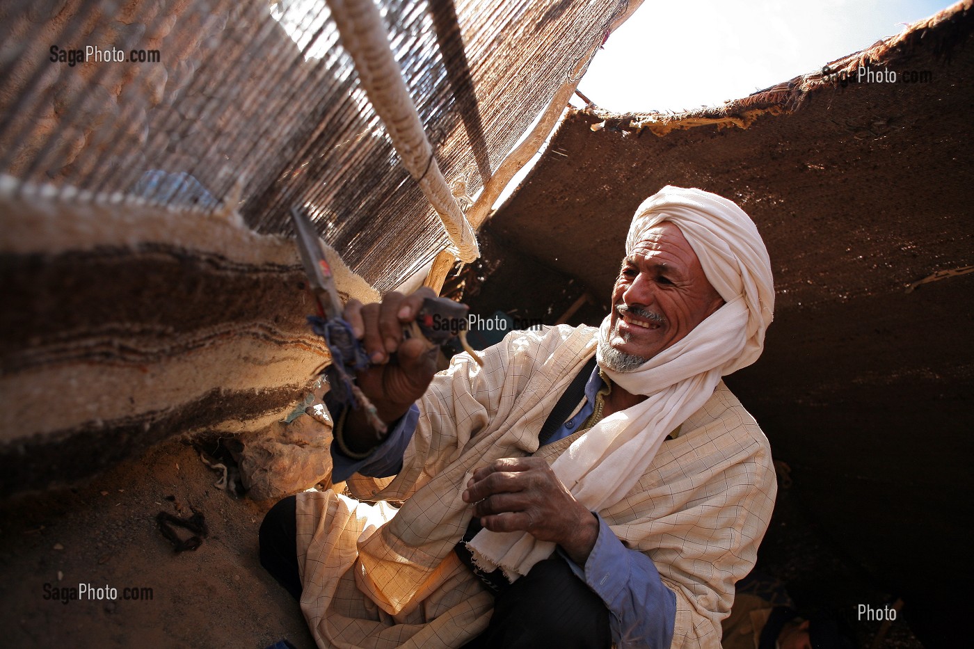 HOMME BERBERE TRAVAILLANT SUR UN METIER A TISSER, MAROC, MAGHREB, AFRIQUE 