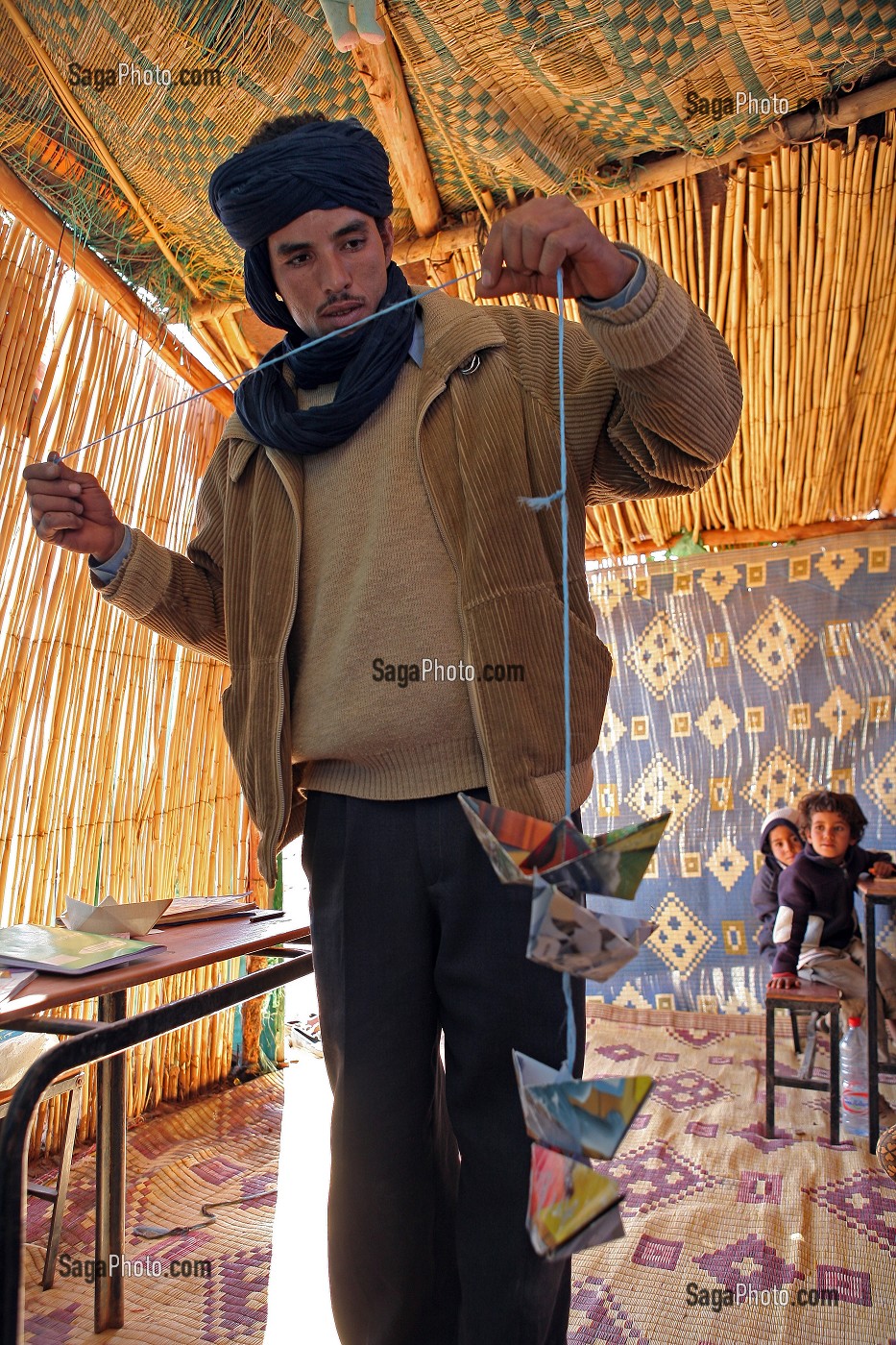 INSTITUTEUR BERBERE, CLASSE D'ENFANTS NOMADES. ASSOCIATION POUR LE DEVELOPPEMENT DE LA VIE NOMADE DANS LA REGION DE ZAGORA, PEUPLE BERBERE, MAROC, MAGHREB, AFRIQUE 