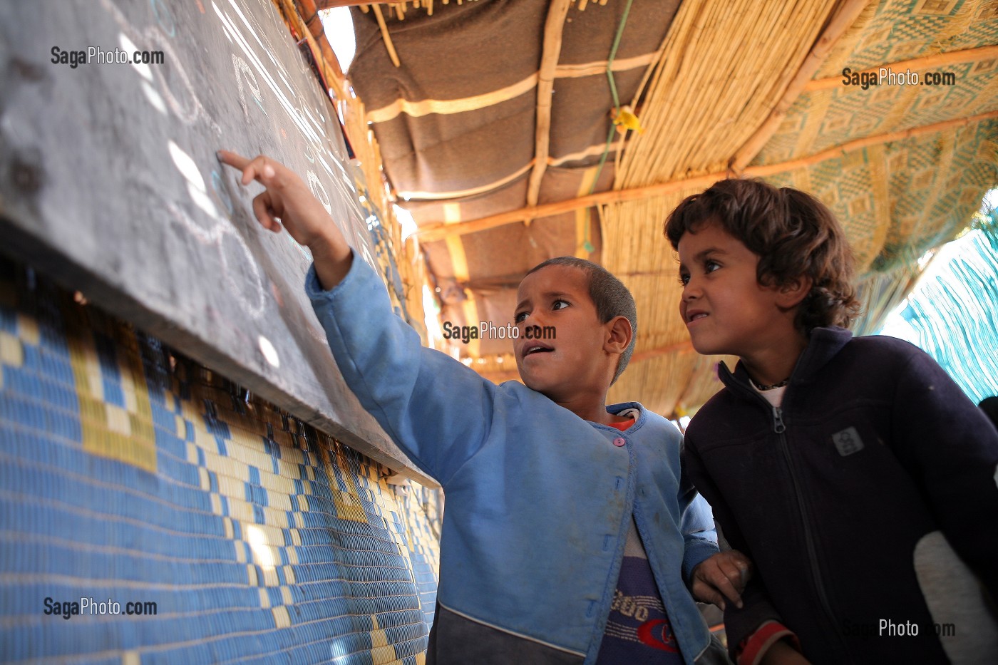 CLASSE D'ENFANTS NOMADES, ASSOCIATION POUR LE DEVELOPPEMENT DE LA VIE NOMADE DANS LA REGION DE ZAGORA, PEUPLE BERBERE, MAROC, MAGHREB, AFRIQUE 