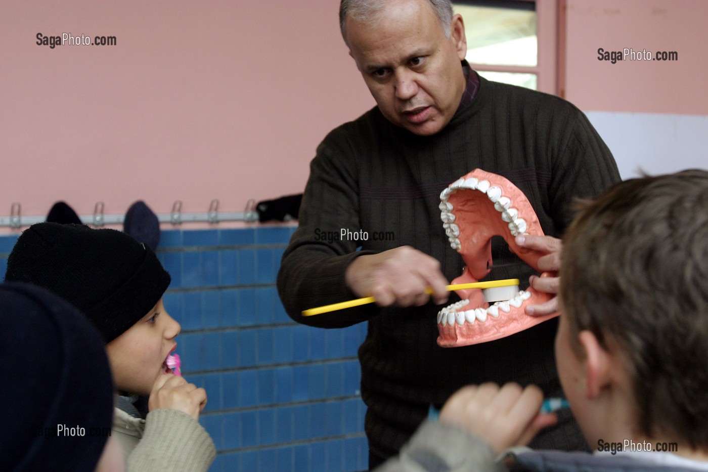 SENSIBILISATION DES ENFANTS AUX SOINS BUCCO DENTAIRES, OU COMMENT BIEN SE BROSSER LES DENTS, ECOLE PRIMAIRE, ROMAINVILLE (93) 